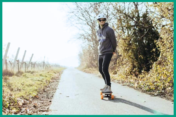 Riding an electrical longboard
